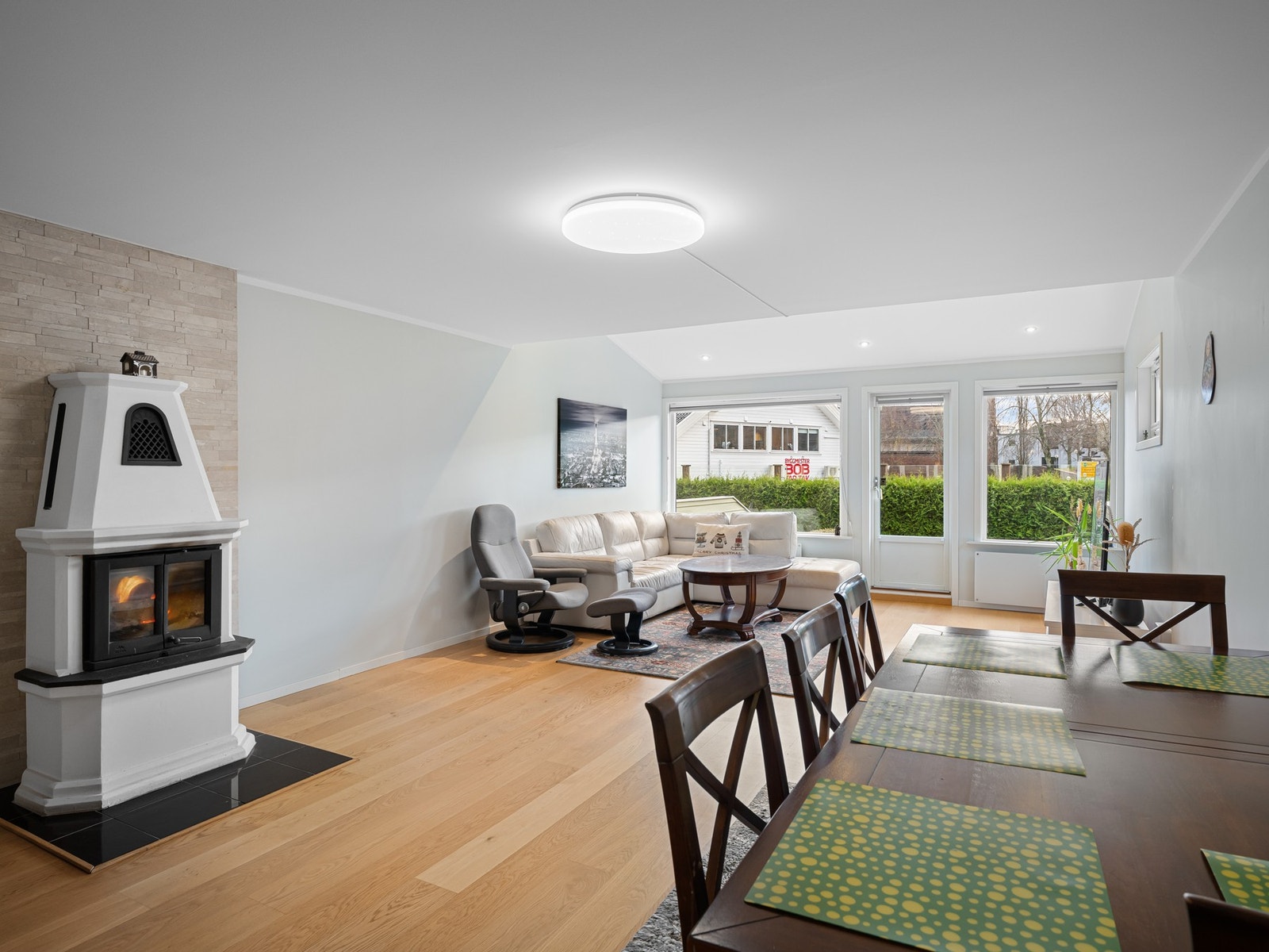 Lys og flott stue med lekker peis Galleribilde