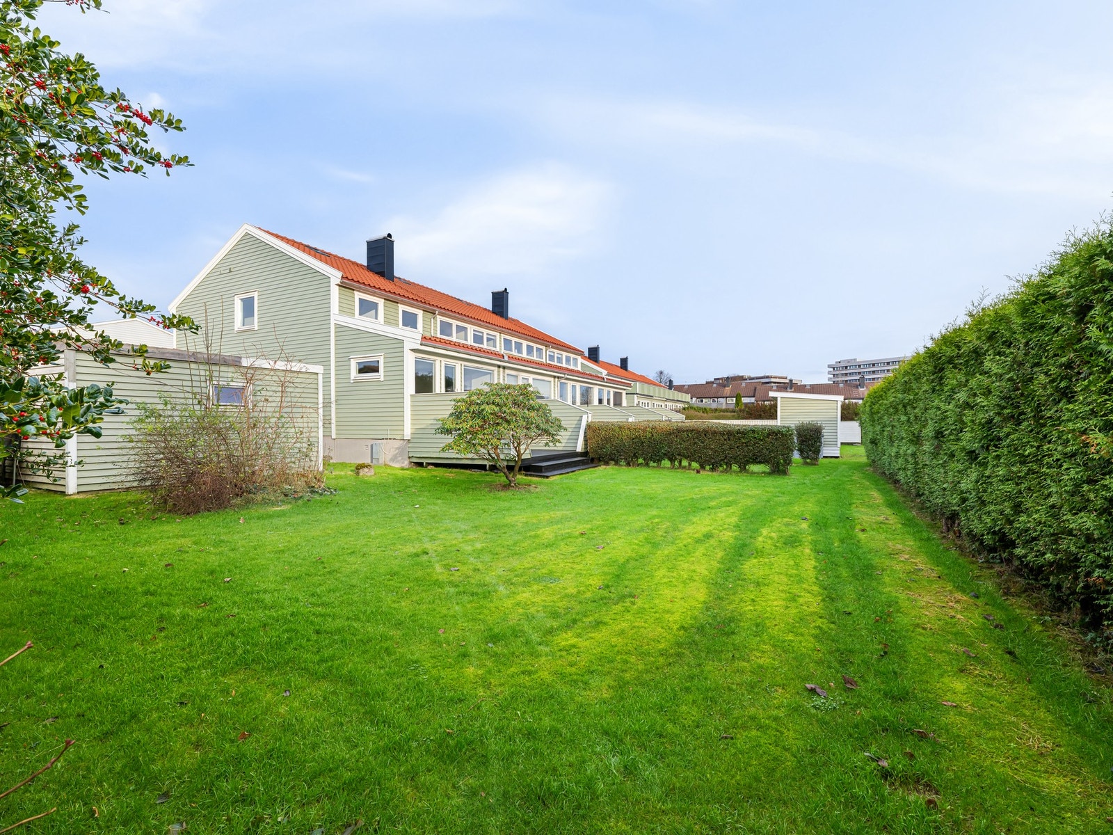 Godt med boltreplass i solrik og skjermet hage Galleribilde