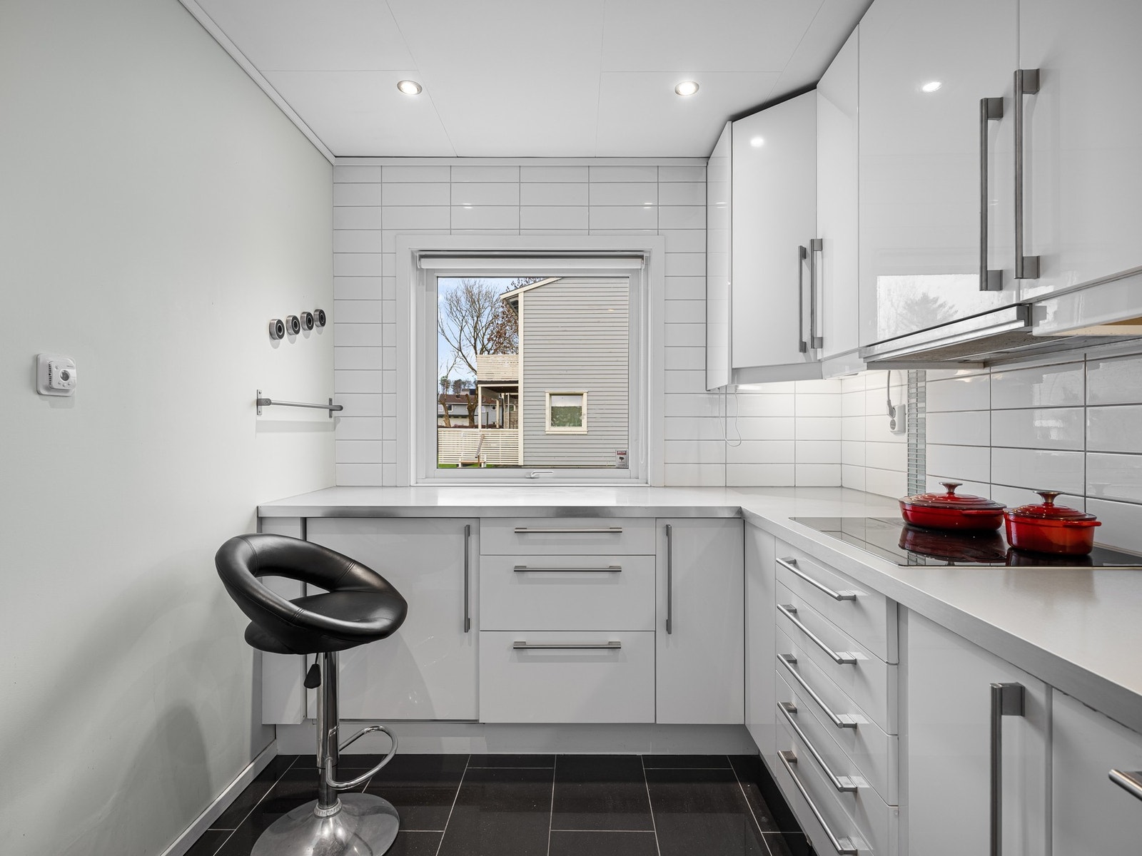 Kjøkken med integrerte hvitevarer Galleribilde