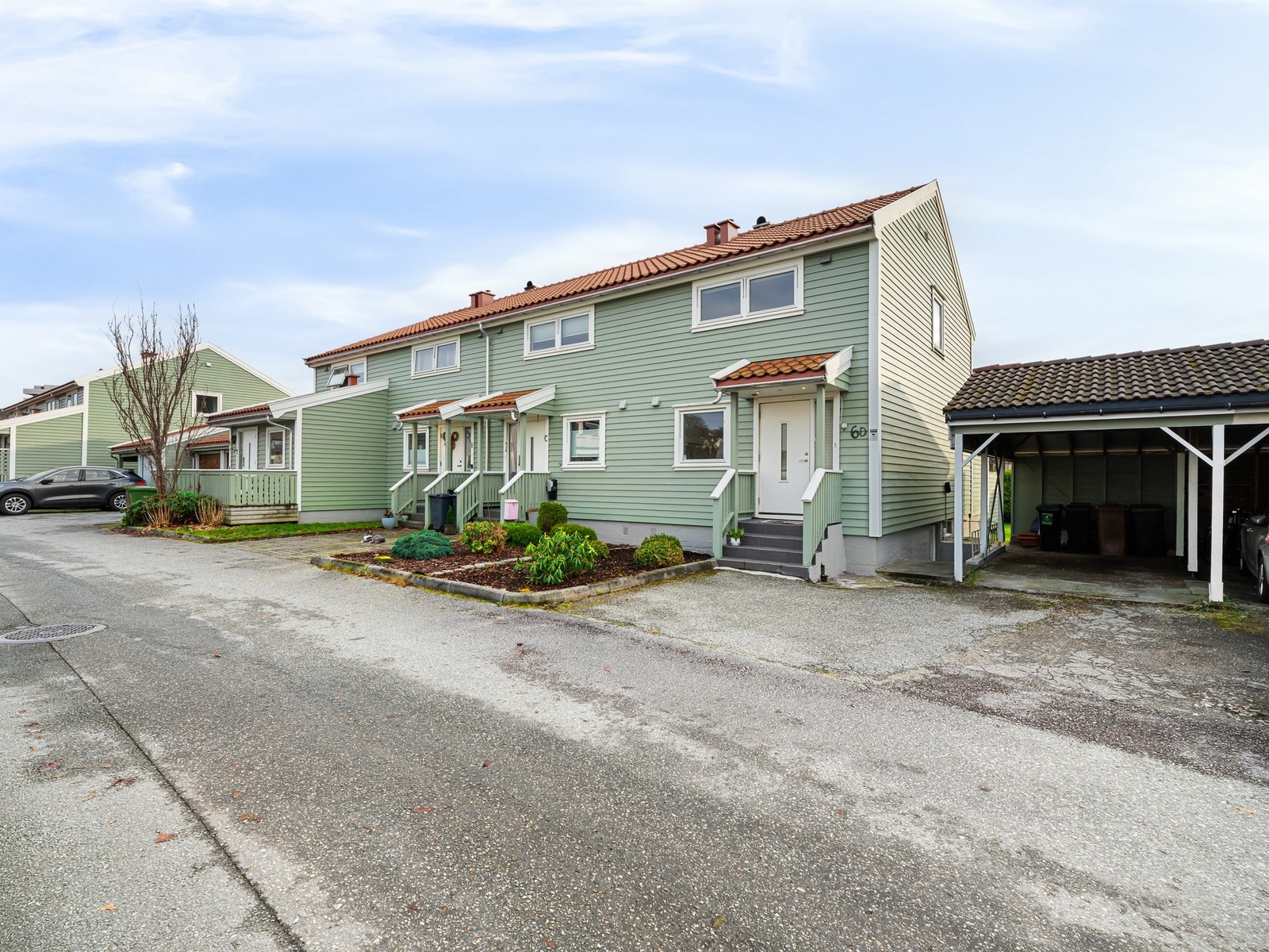 Parkering i carport med el-bil lader + to p-plasser i gårdsrom Galleribilde