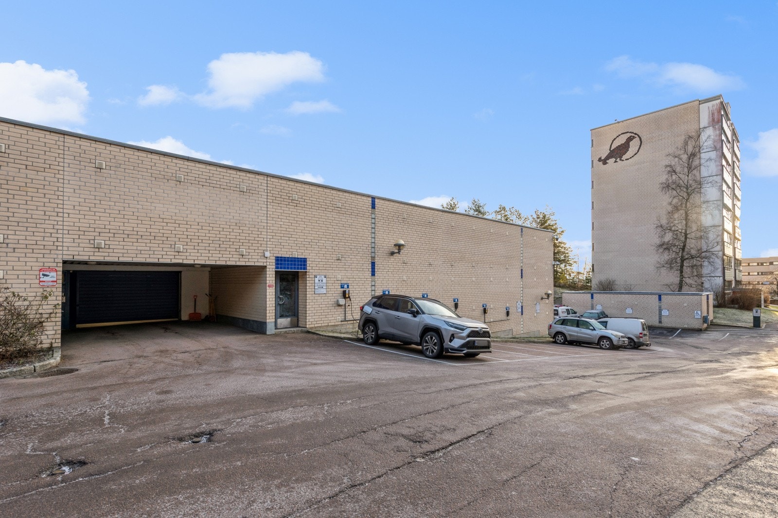 Det følger 1 garasjeplass med leiligheten. Tilrettelagt for å etablere elbillader. Galleribilde