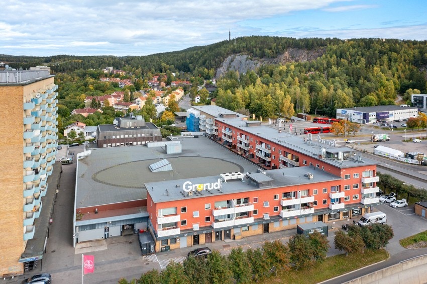 Grorud senter tilbyr dagligvare, apotek, blomster, tekstil, bokhandel, vinmonopoli og flere hyggelige kafeér. Galleribilde