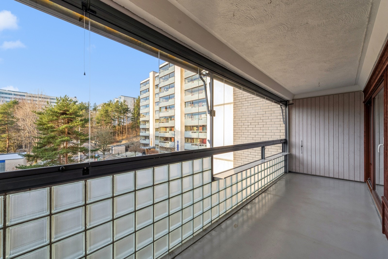 Du har mulighet for flere "soner", både til spisegruppe og sittegruppe. Du har et stort ekstra rom for store deler av året. Galleribilde