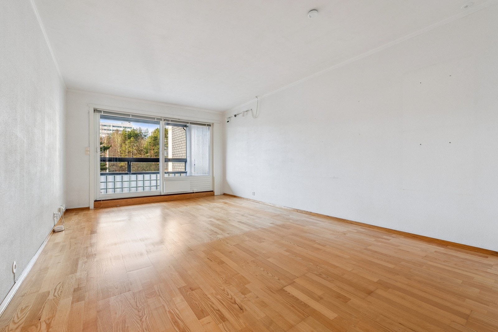 Stuen er lett å møblere, her kan du ha både salong og spisestue om du ønsker. Galleribilde