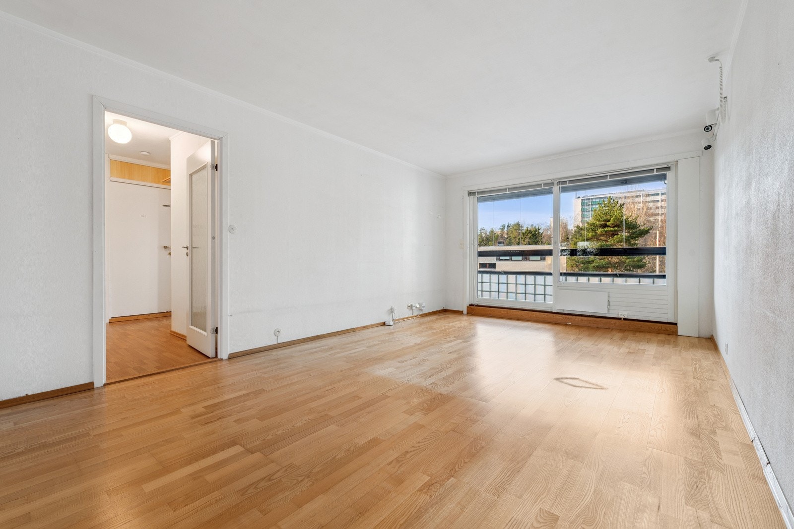 Store vindusflater i stuen med skyvedør ut mot 12 kvm innglasset balkong. Galleribilde