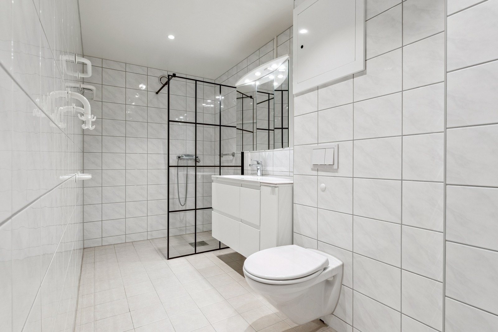 Rehabilitert bad i regi av brl., ferdigstilt i 2019. Godt valg av fliser, varmekabler og downlights. En god start på dagen begynner på et varmt og delikat baderom. Galleribilde