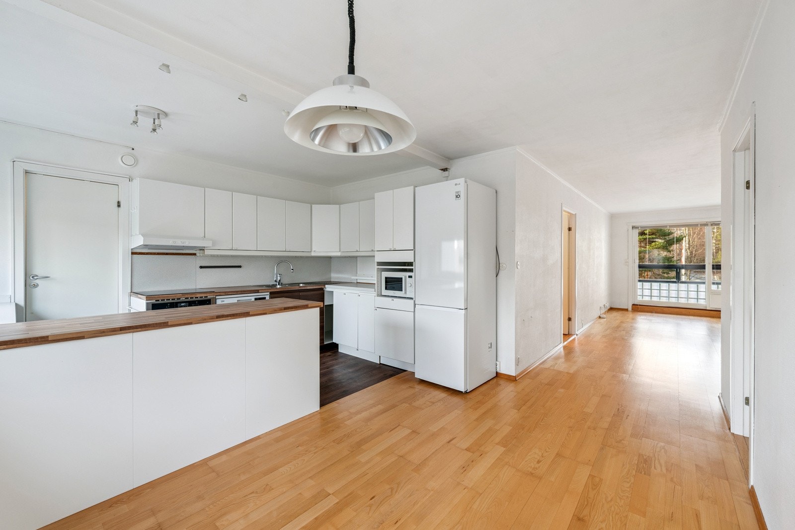 Kjøkken med en nydelig spiseplass. Det er kun lettvegger og mulighet for å gjøre om til det 3 soverommet ved behov. Galleribilde