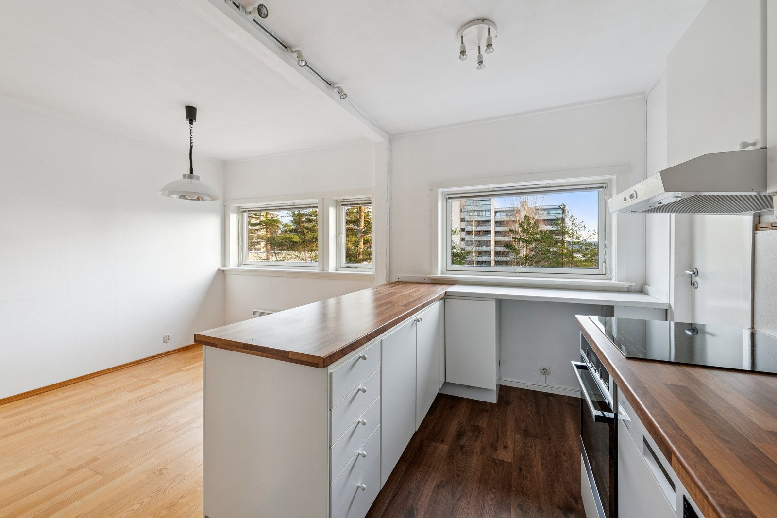 Kjøkken med hvitevarer som komfyr, mikrovn, oppvaskmaskin og kjøl/frys. Galleribilde