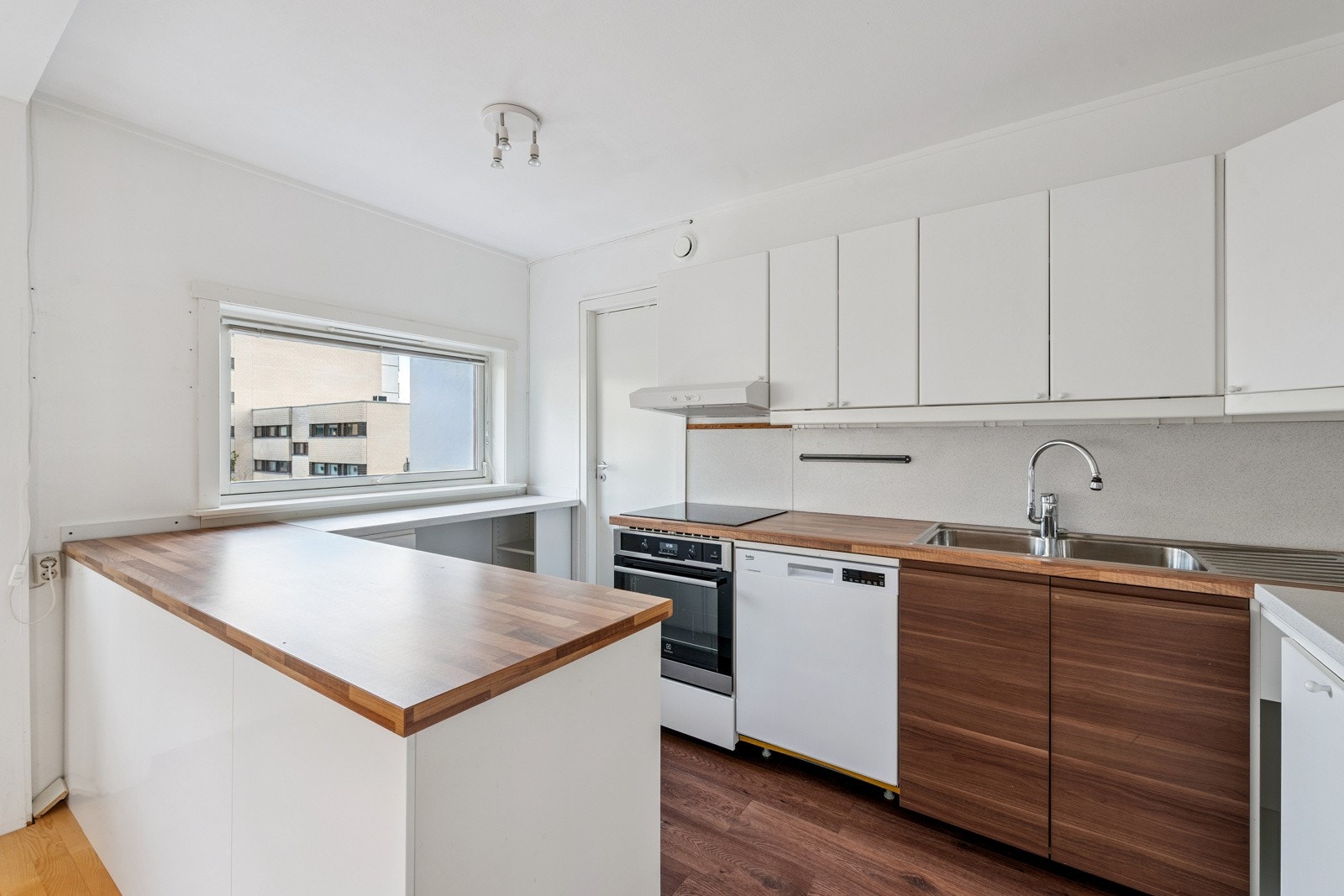 Gjennomgående leilighet med flotte lys og solforhold. En romslig familiebolig med stort potensial. Galleribilde