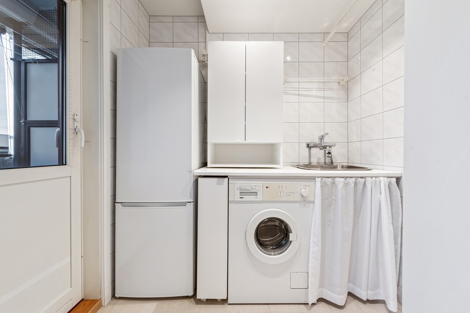 Luxus med eget vaskerom. Rehabilitert i regi av brl., i 2019. Varmekabler. Innredning, kjøl/frys og vaskemaskin inen følger leiligheten. Utgang til luftebalkong. Galleribilde