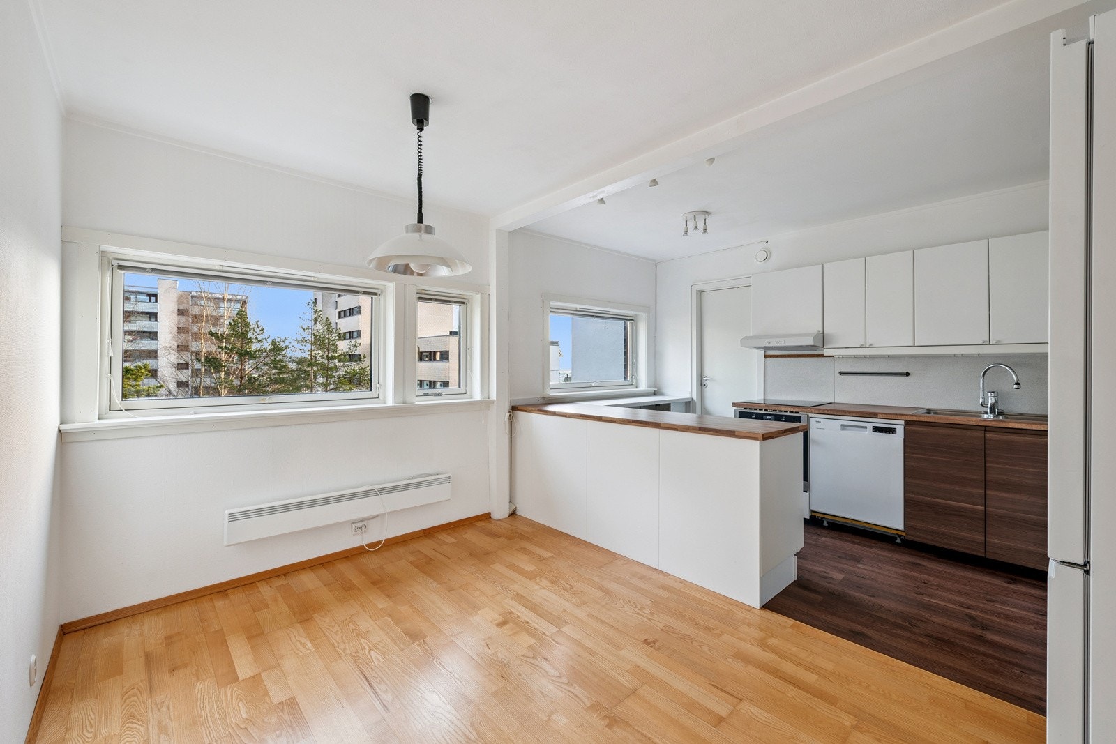 Kjøkkeninnredning som er godt planlagt med mye skap-og benkeplass. Galleribilde