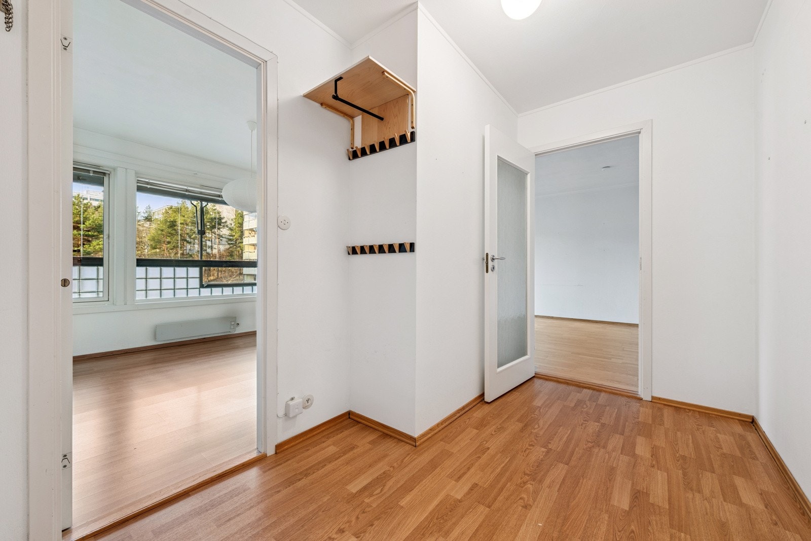 Entreén er et fint rom til å ønske venner og familie velkommen. Heis i bygget. Dørcalling. Galleribilde