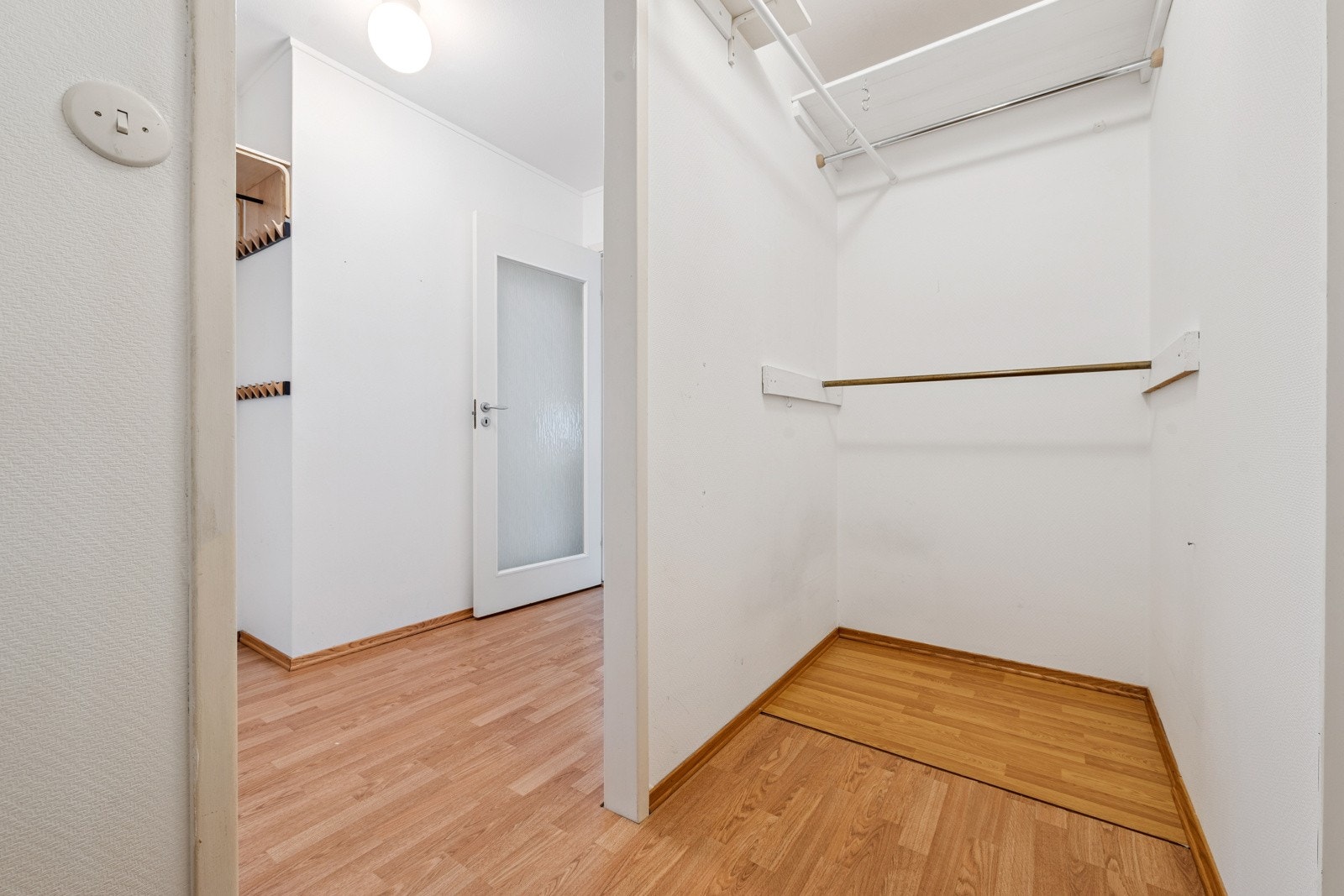 Entré har i tillegg et eget walk-in garderobeskap. Galleribilde