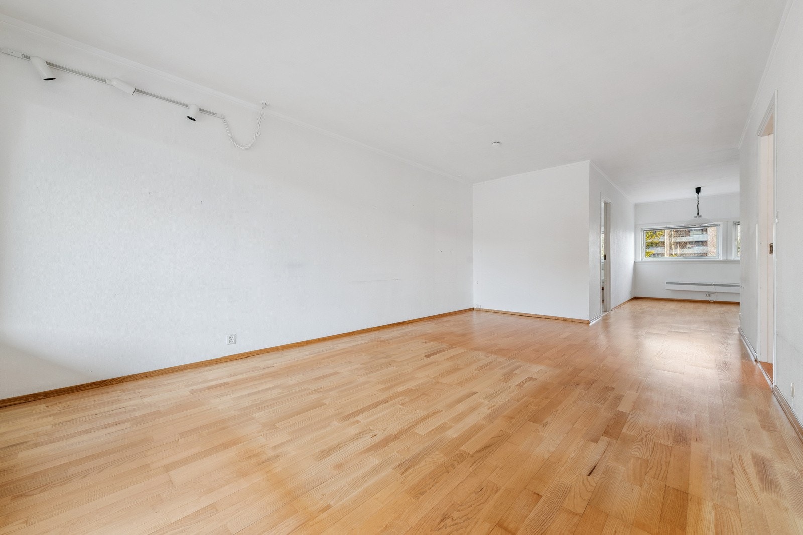 Gjennomgående mellom stuen og spisestuen gir flotte lysforhold. Galleribilde