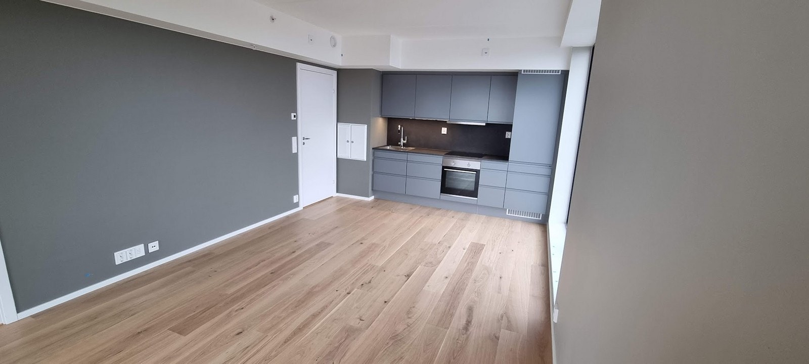 Åpen stue/kjøkkenløsning. God plass til sofa, bord og spisebord Galleribilde