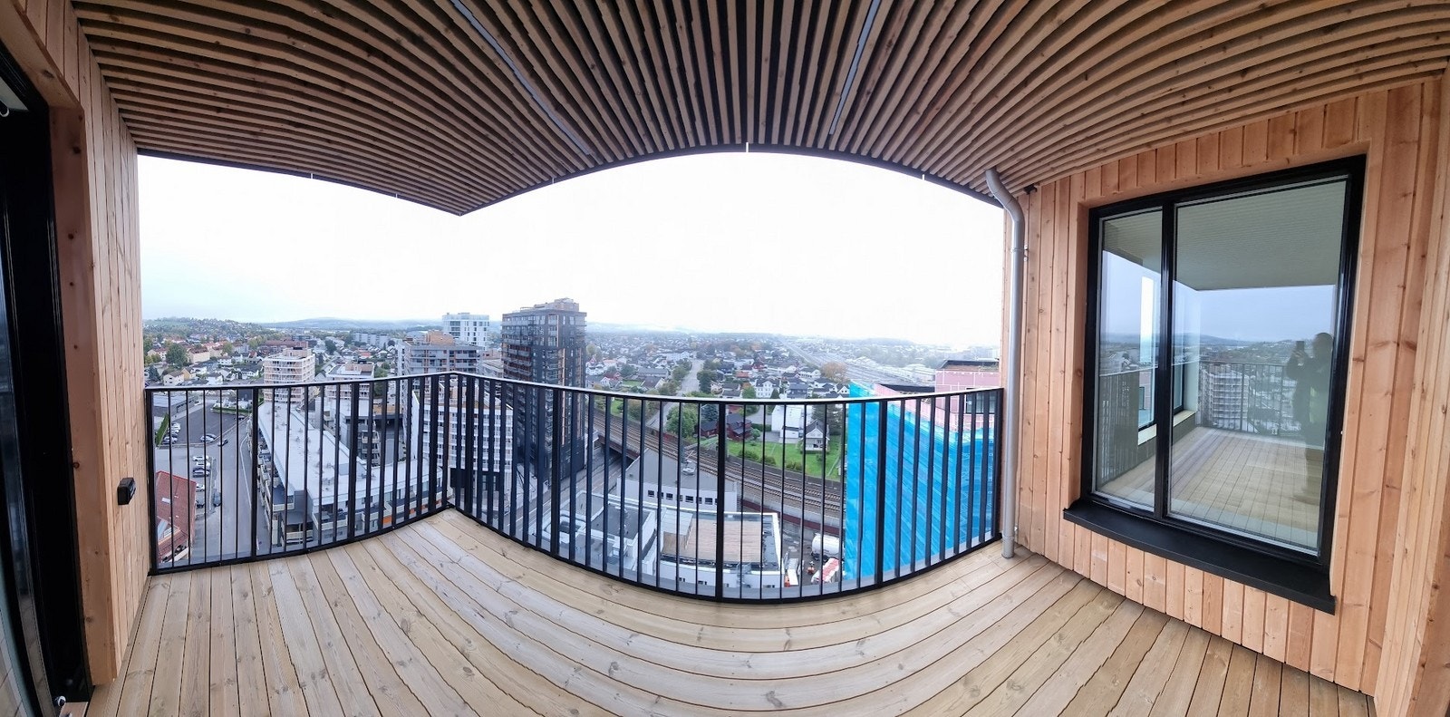 Romslig balkong med en av byens fineste utsikter. Her kan man nyte sene sommerkvelder Galleribilde