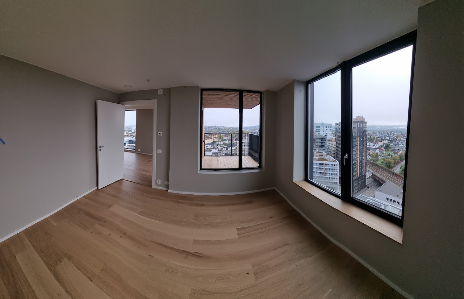 Romslig soverom med god plass til dobbelseng og skap Galleribilde