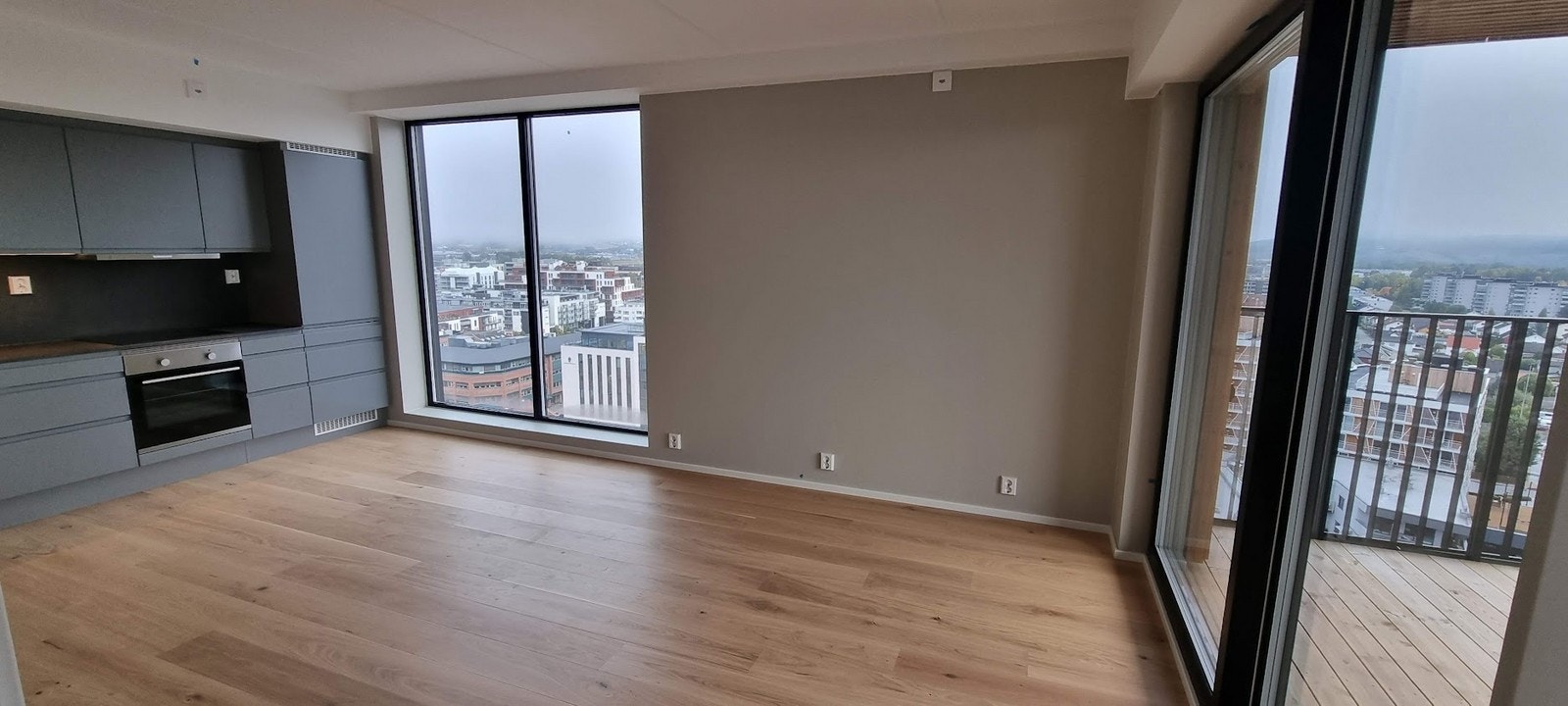 Lekkert kjøkken med energisparende hvitevarer Galleribilde