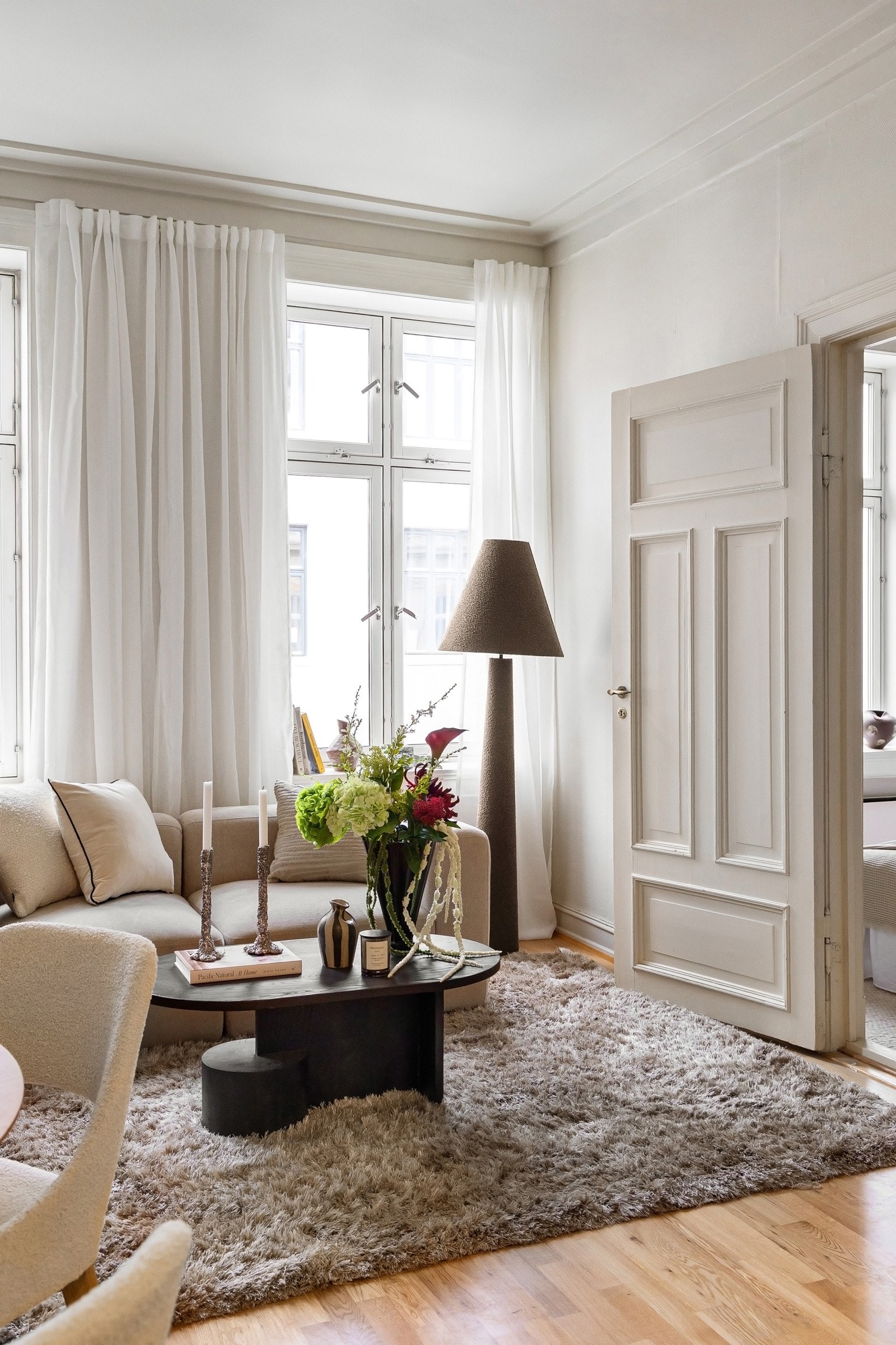 Gulvet består av eikeparkett, og de lyse overflatene gir rommet et tidløst og enkelt uttrykk. Galleribilde