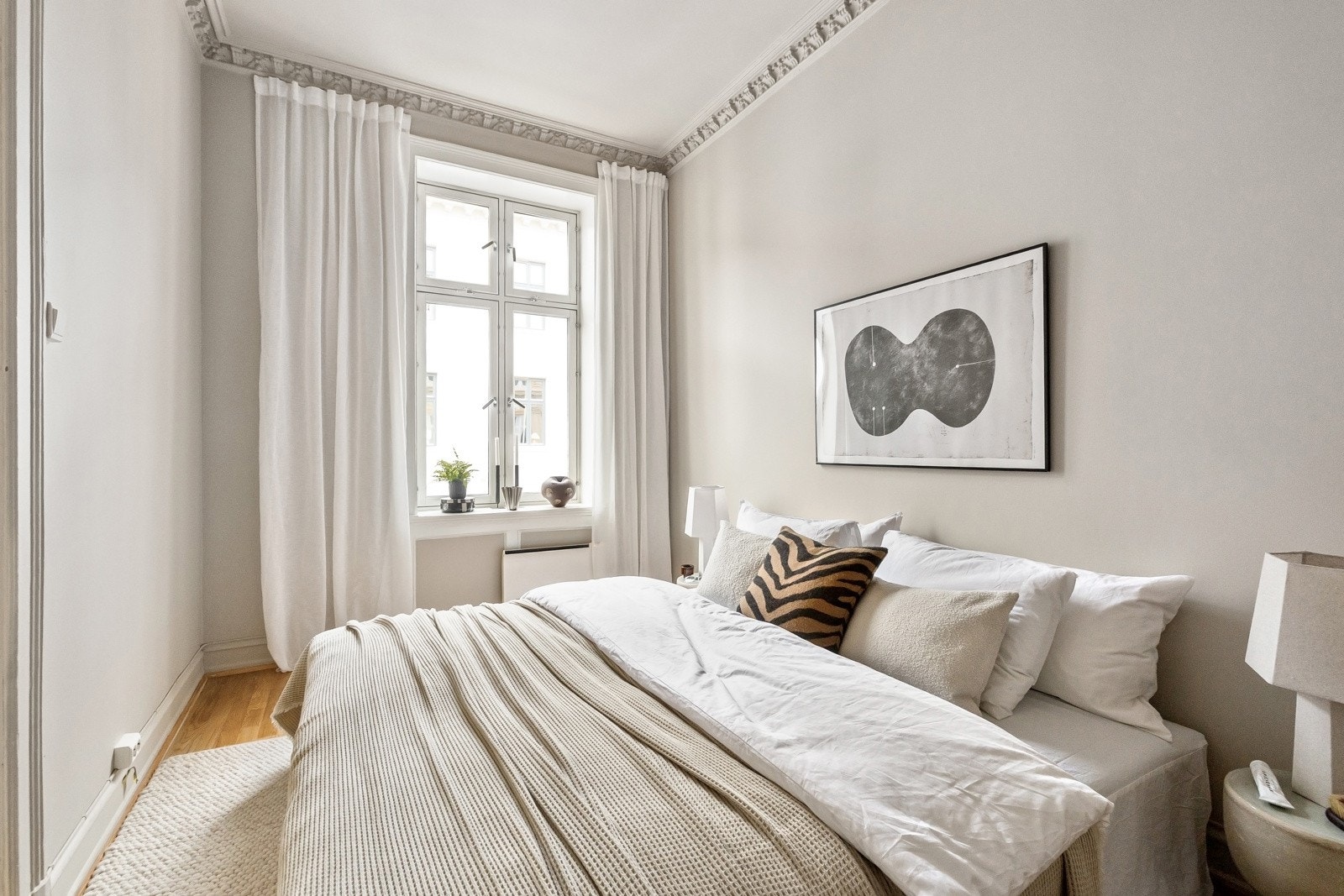 Hovedsoverommet ligger i tilknytning til stuen og har plass til dobbeltseng med tilhørende møblement. Galleribilde