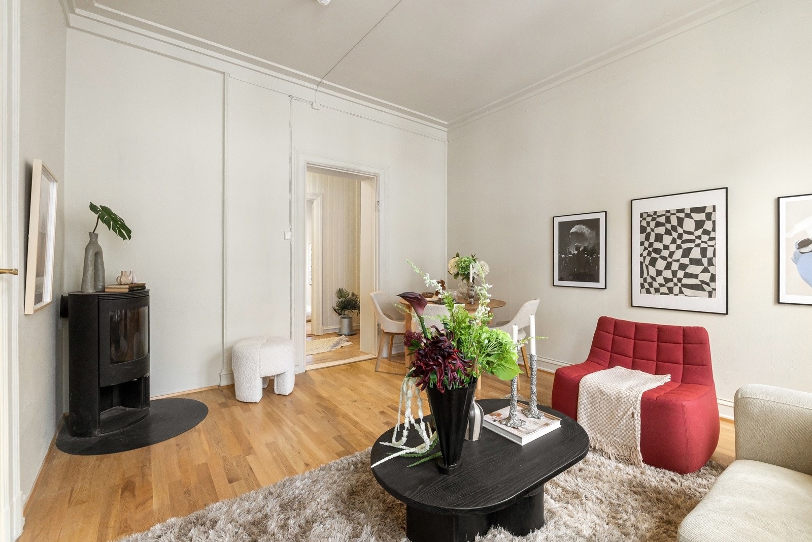 I stuen er det peis som bidrar til ekstra varme. Galleribilde