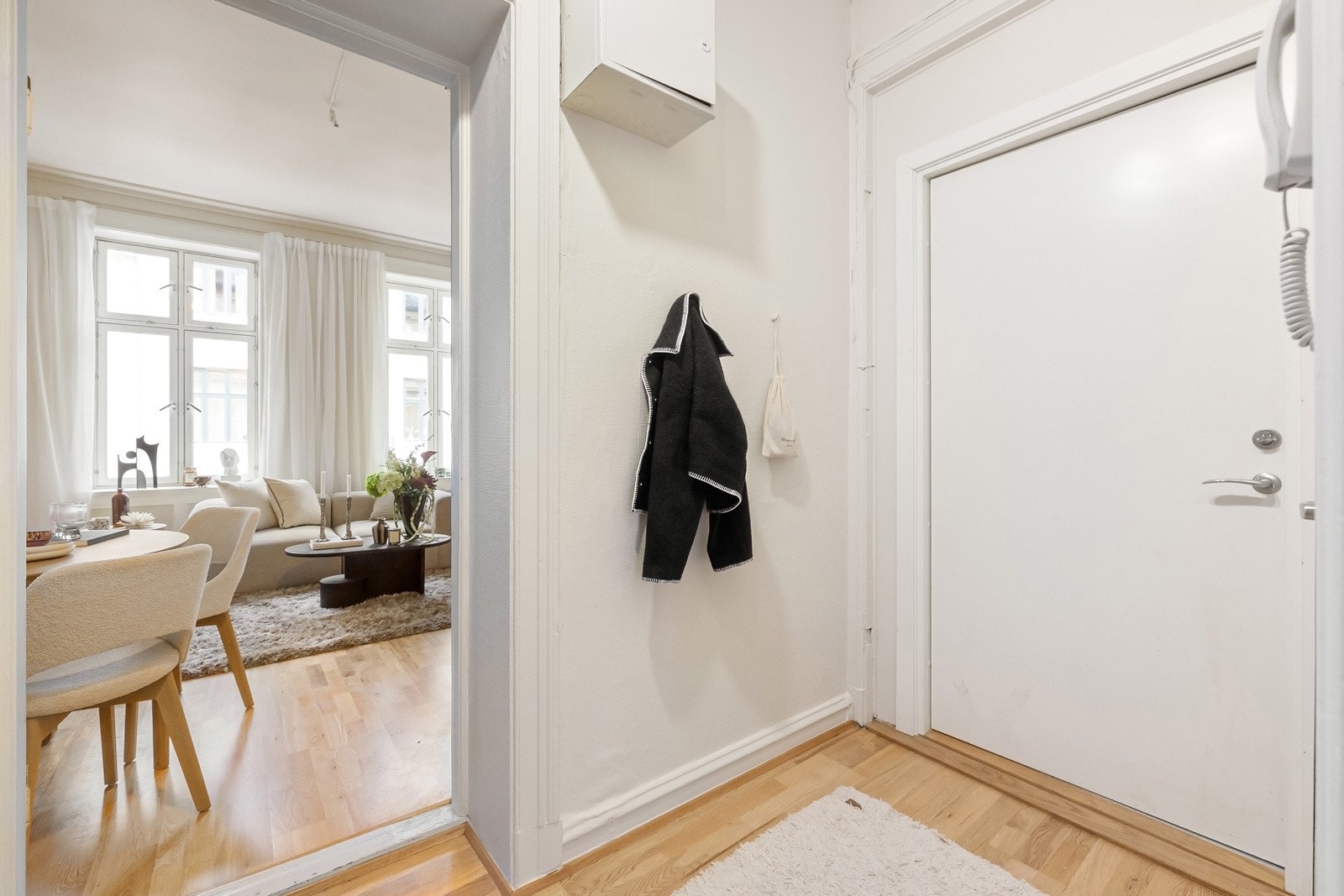 Entréen er lys og innbydende med plass til å henge fra seg yttertøy og sette av seg sko. Galleribilde