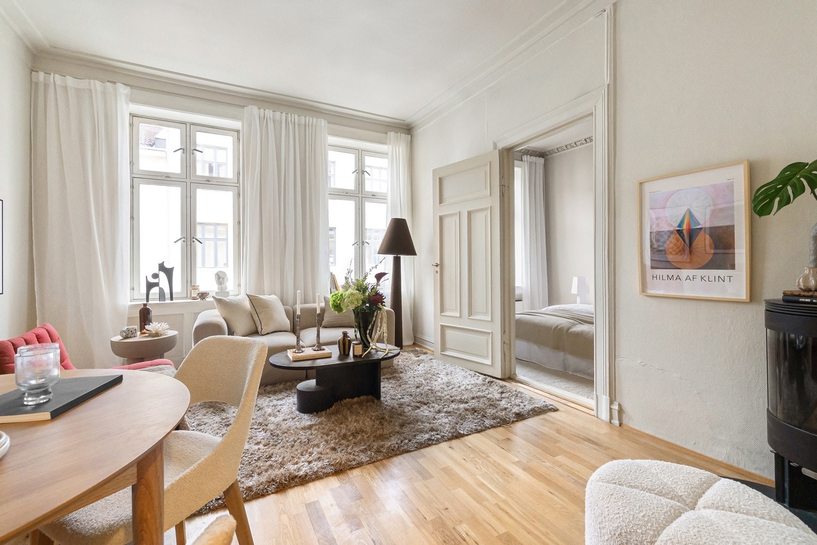 Stuen er av god størrelse og har plass til både sofagruppe og spisebord. Store vindusflater sørger for rikelig med naturlig lys, og den gode takhøyden gir rommet en luftig romfølelse. Galleribilde