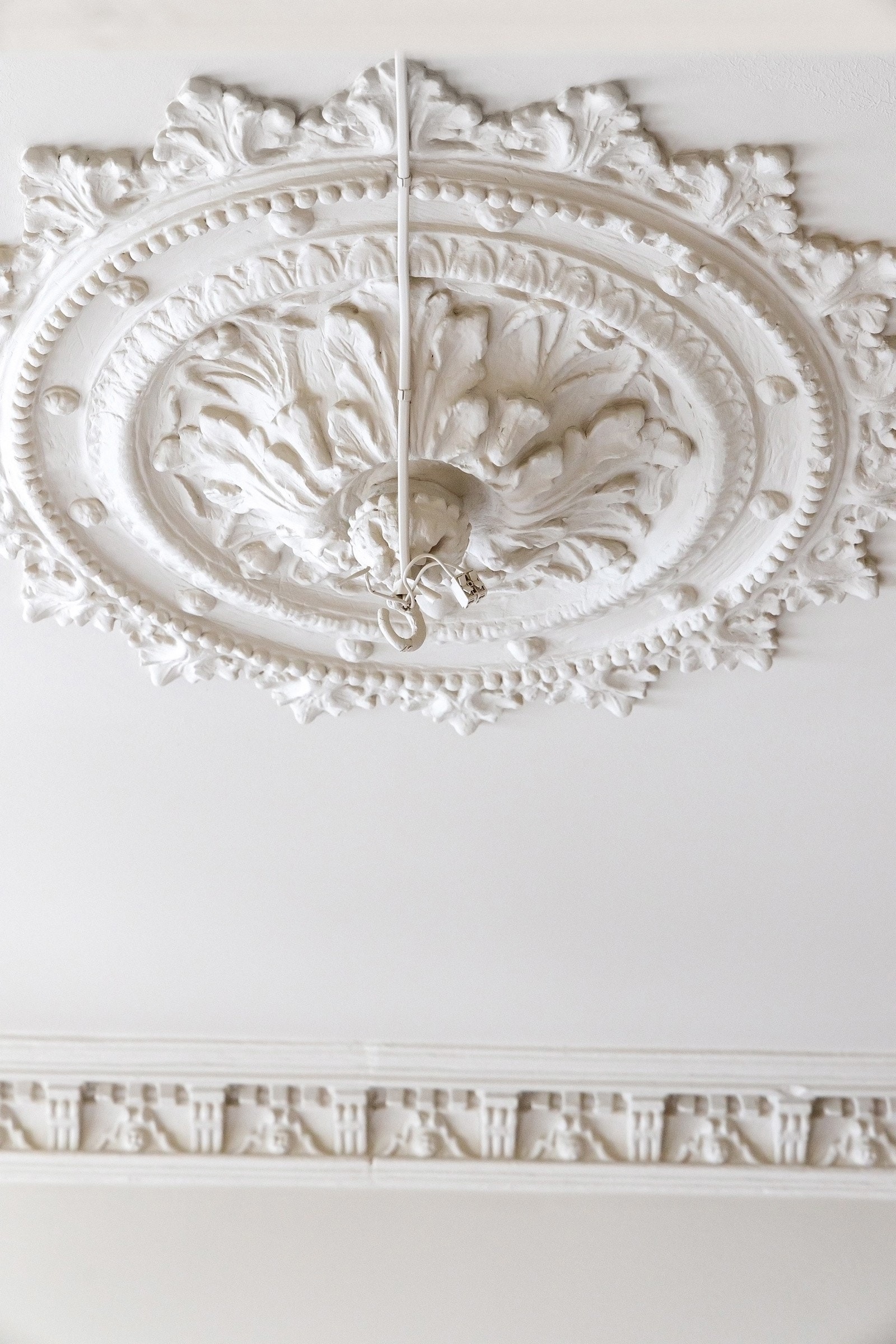 Her er det flott stukkatur og rosett. Galleribilde