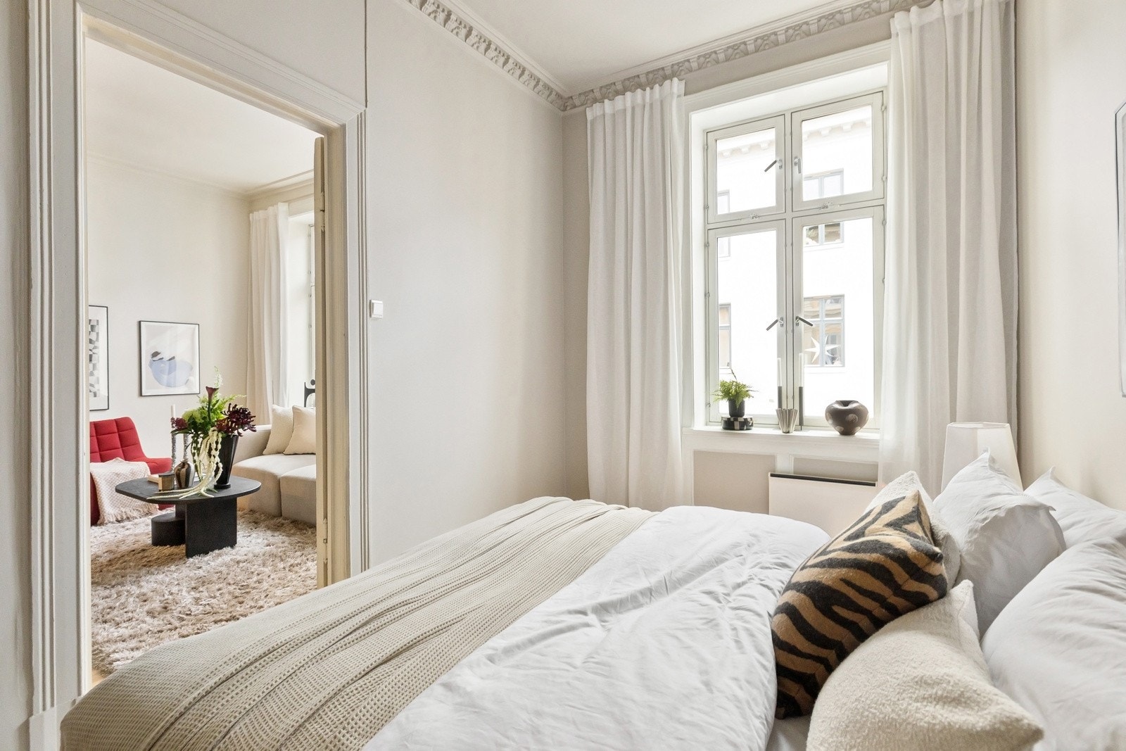 Store vinduer gir godt med naturlig lys, og den gode takhøyden bidrar til en behagelig romfølelse. Galleribilde