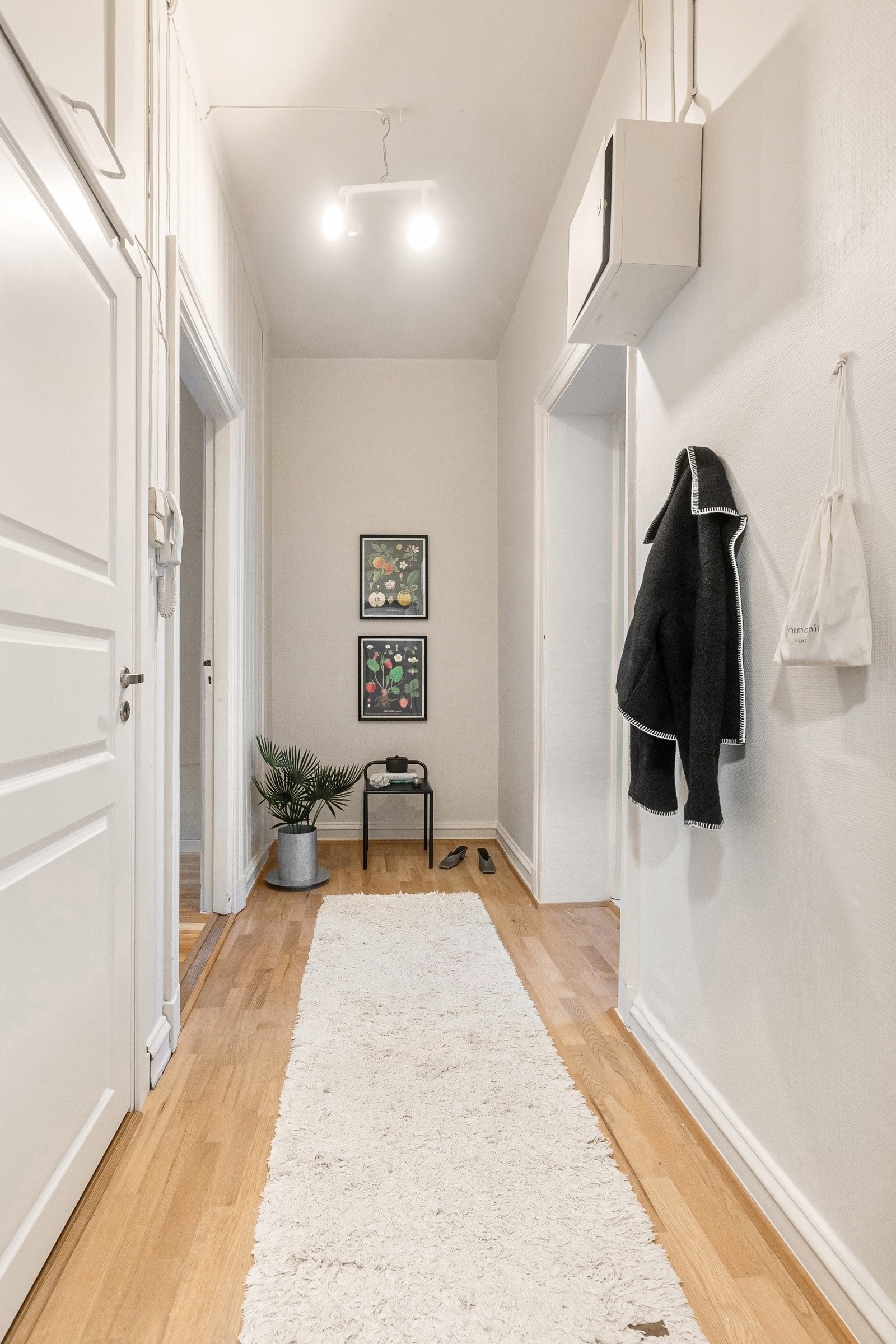 Videre inn i entréen er det plass til en garderobeløsning som gir god oppbevaringsplass. Galleribilde