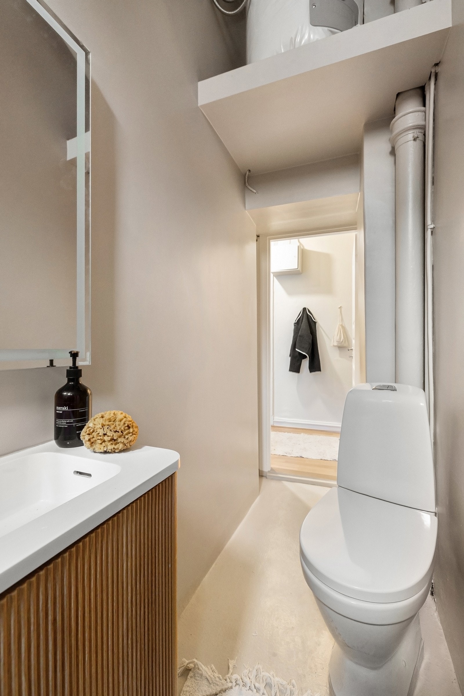 Over servanten er det speil som bidrar til en god romfølelse. Vindu slipper inn naturlig lys og gir mulighet for lufting. Galleribilde