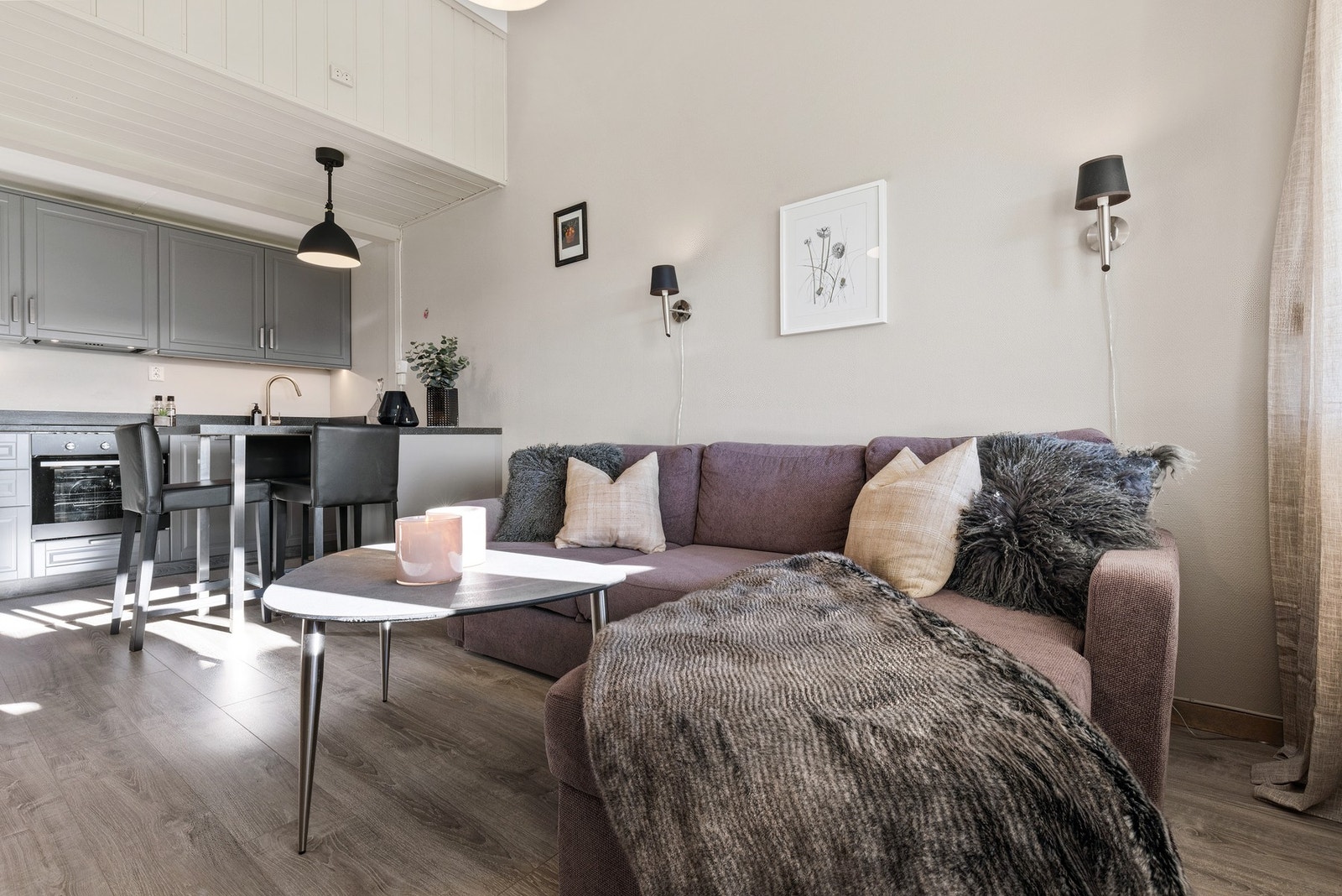 Den åpne løsningen gir plass for både sofagruppe og spiseplass. Den generøse takhøyden gir god romfølelse! Galleribilde