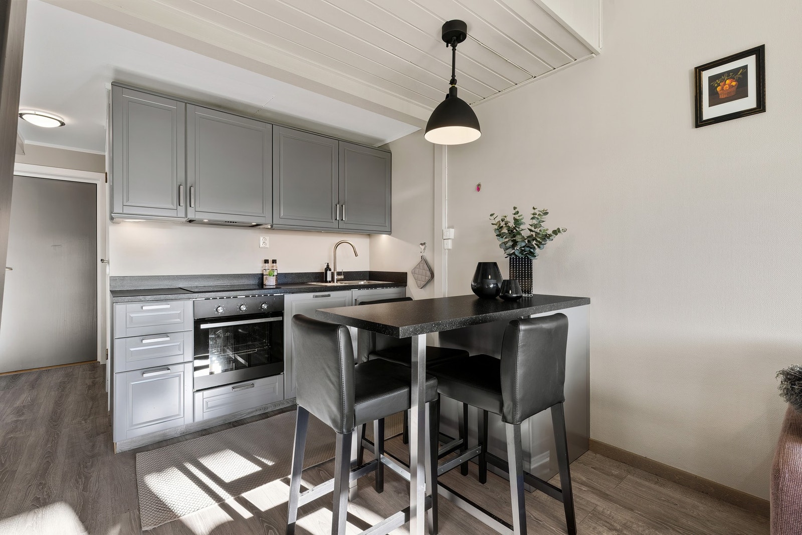 Hyggelig spiseplass i kjøkkenøyen. Galleribilde