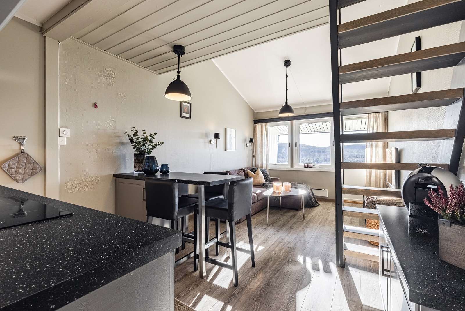 EIE Fjellmegleren har gleden av å presentere Lykkjagutu 17 (7) - Liten flott Skilodge over 2 plan med solrik veranda. Galleribilde