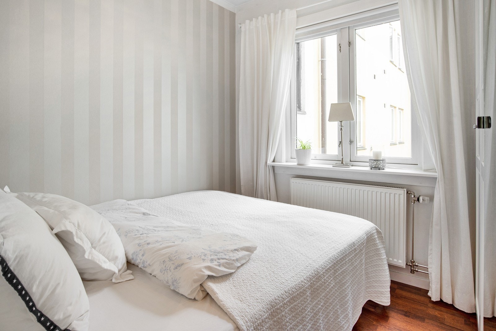 Soverom med plass til dobbeltseng Galleribilde