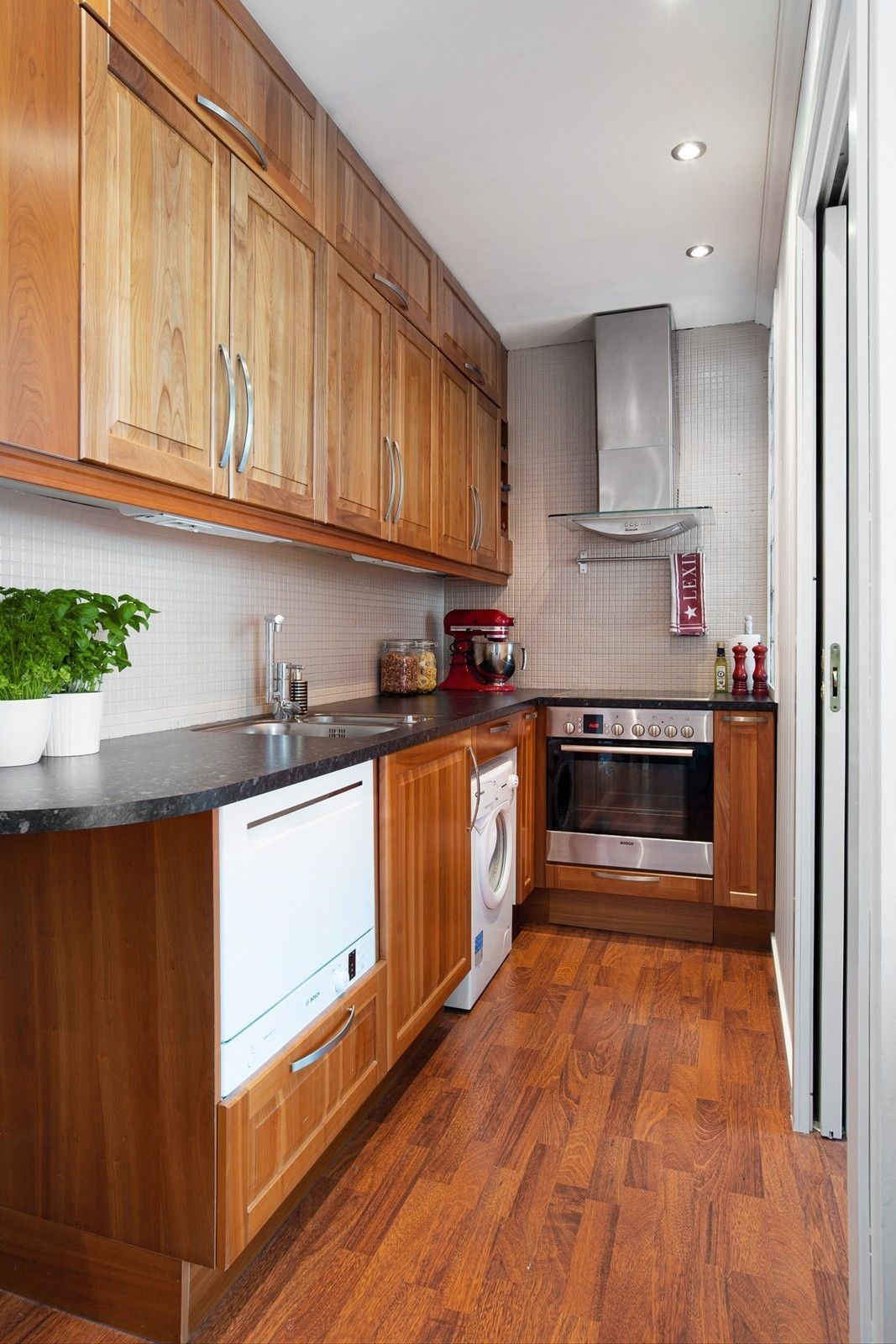 Kjøkken med vaskemaskin og inngang til soverom Galleribilde