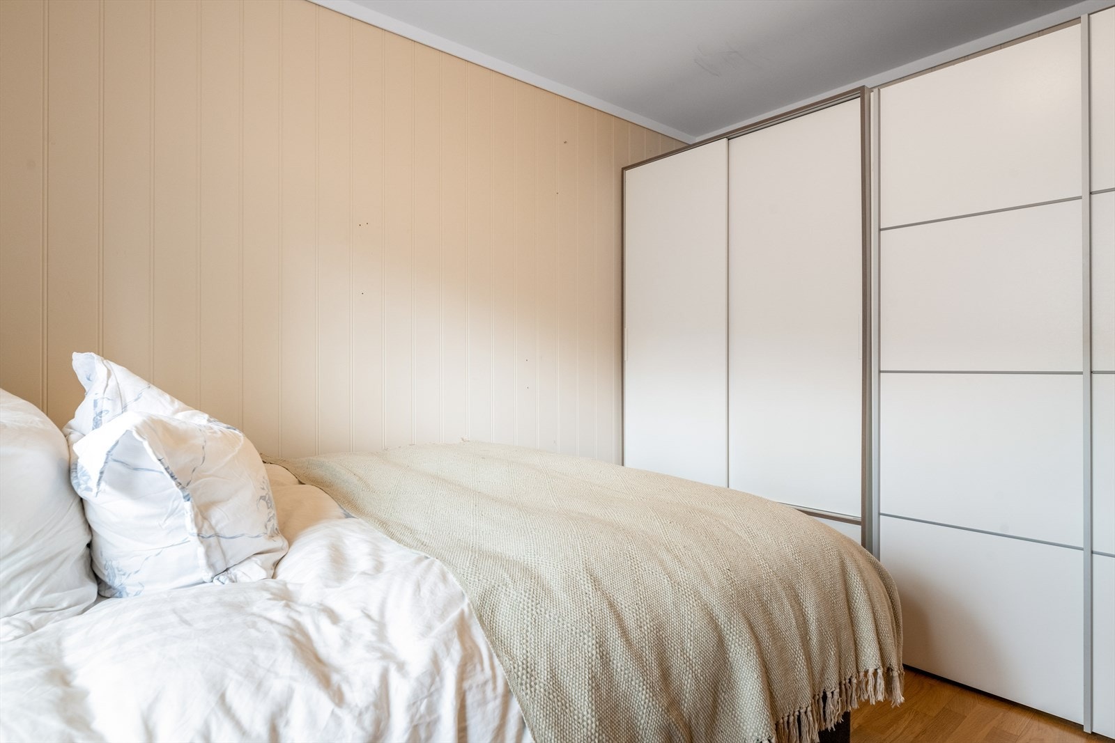 På hovedsoverommet er det en romslig skyvedørsgarderobe, samt plass til mindre møblering. Galleribilde