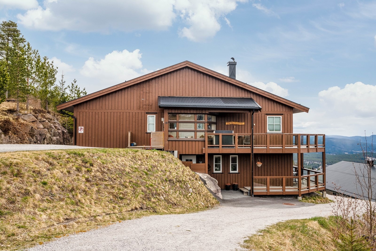 Felles parkeringsplass på eiendommen hvor leiligheten disponerer én fast parkeringsplass merket nr. 1, pluss en 1/2 gjesteplass. Galleribilde