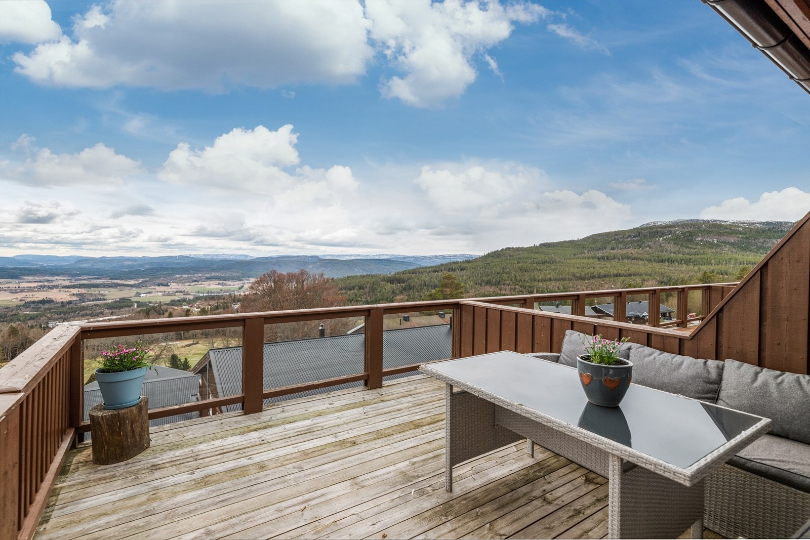 Leiligheten har en solrik beliggenhet og fantastisk utsikt fra romslig terrasse. Galleribilde