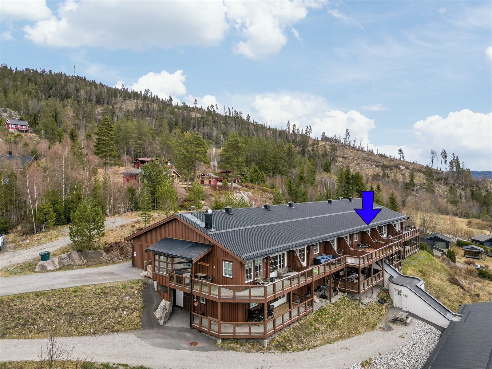 Det er kun ca. 10 minutter å kjøre til Bø sentrum hvor man finner noe for de aller fleste, uansett alder. Her er Sommerland i Bø, klatreparken "Høyt og Lavt", samt butikker, kjøpesenter og gode servicetilbud. Galleribilde