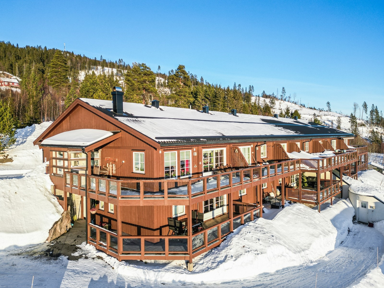 Leiligheten inneholder gang, stue/kjøkken i fin, åpen løsning, helfliset bad/vaskerom og to gode soverom. Bodplass i fellesareal samt fast parkeringsplass. Galleribilde