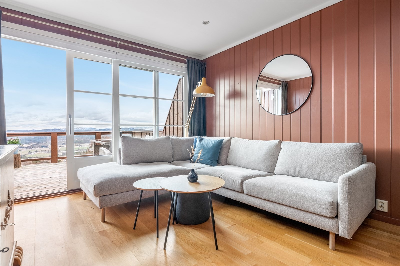 Leiligheten ligger fint til i 2. etasje i et leilighetsbygg på gamle Lifjell hotell på Lifjell, men med trappefri adkomst fra parkeringsområdet. Galleribilde