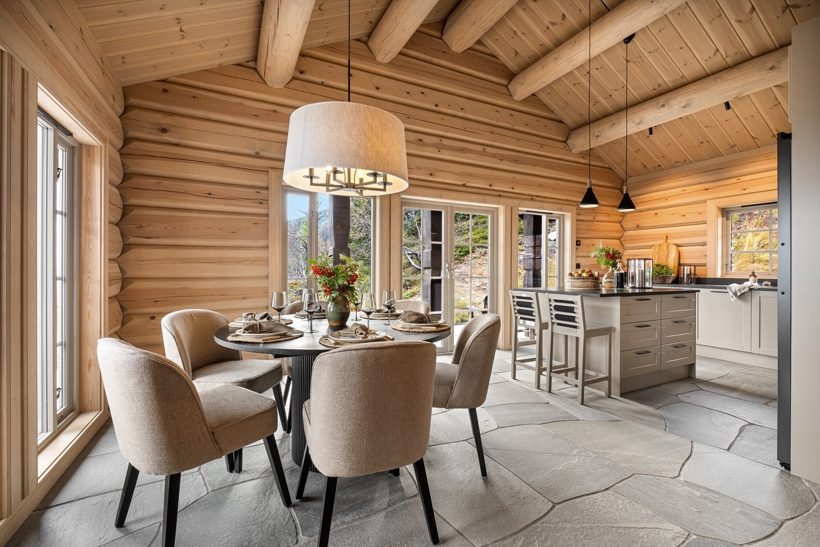 Hele rommet er belagt med skifer og har en imponerende takhøyde. Galleribilde