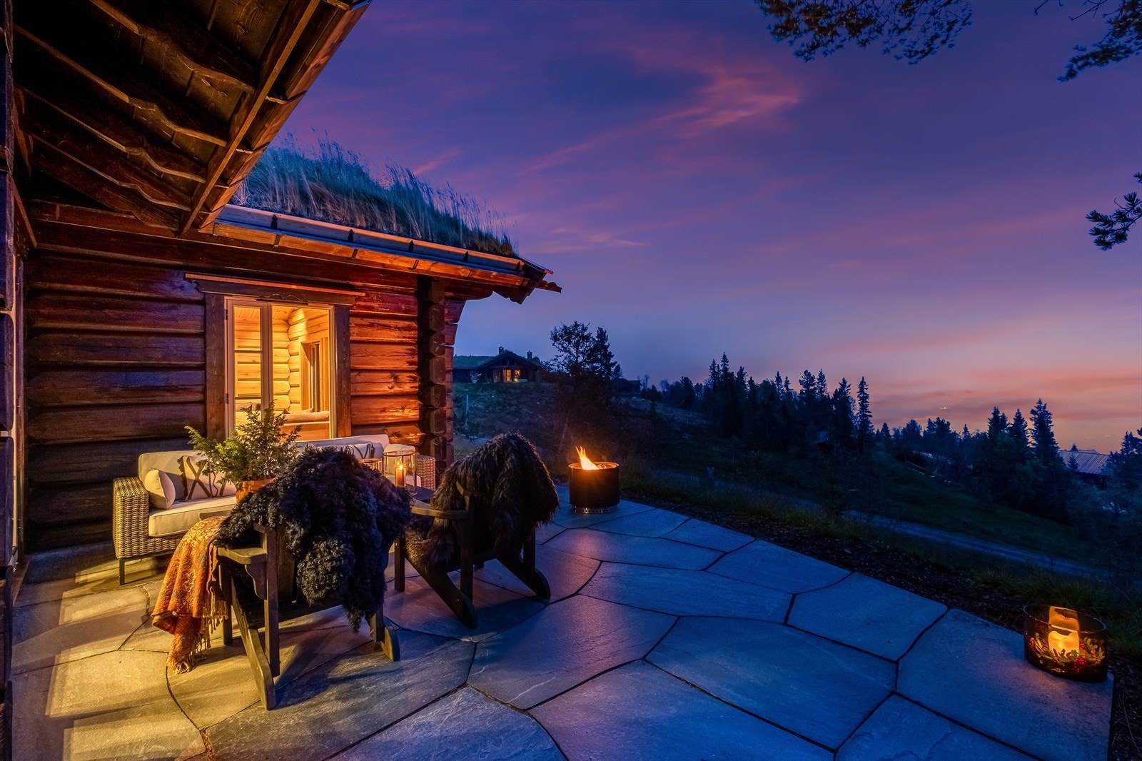 Nyoppført, særegen, håndlaftet hytte m/høy standard. Galleribilde