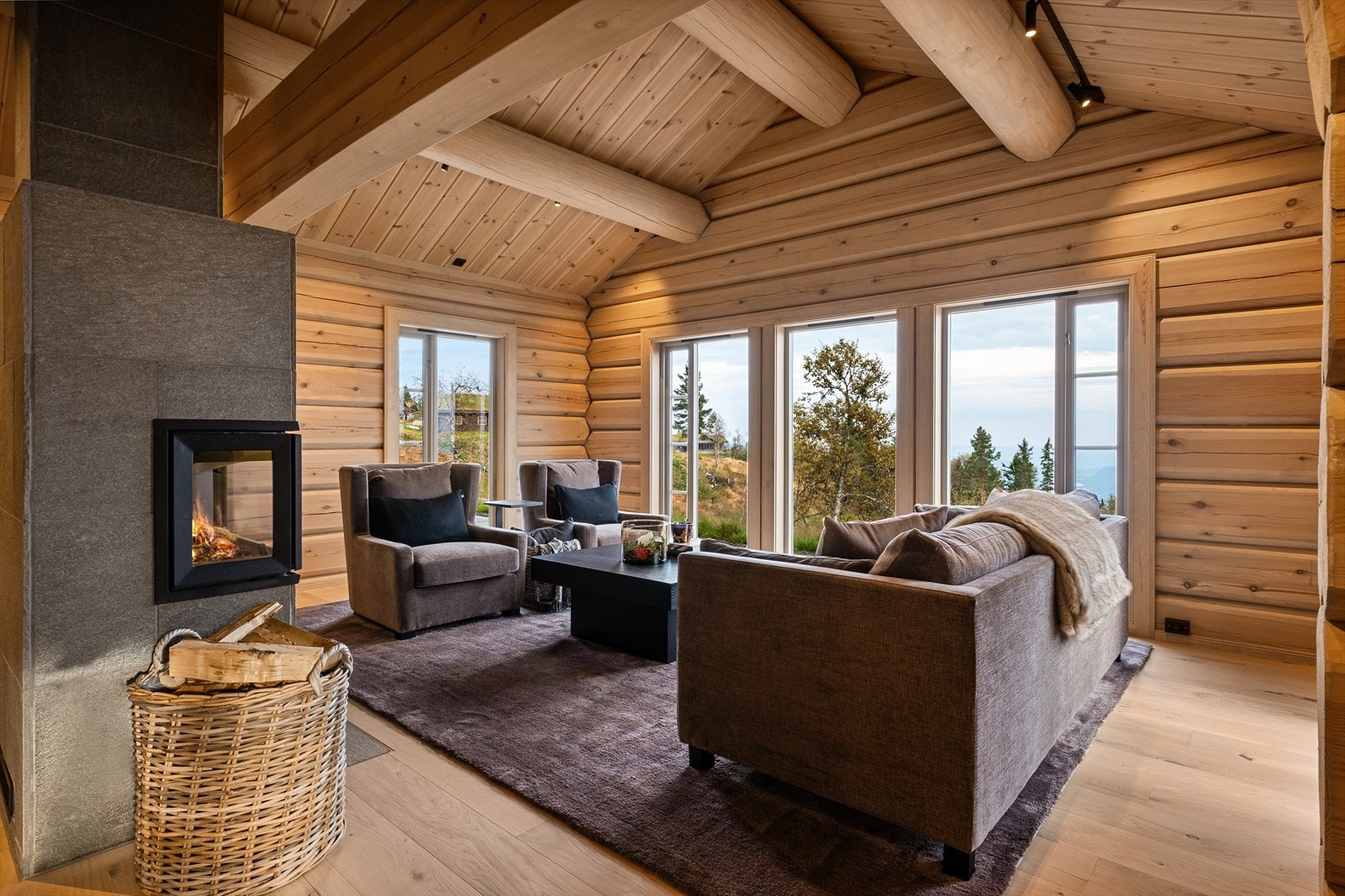 Denne hytten er gjennomført, hvor hver detalj er nøye utvalgt for å skape en komfortabel og funksjonell fritidsbolig. Galleribilde