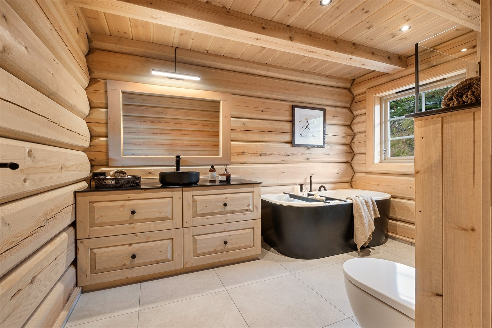 Meget innbydende bad med 60x60 fliser på gulv massivt tre på vegger. Downlights i himling, gulvvarme. Galleribilde