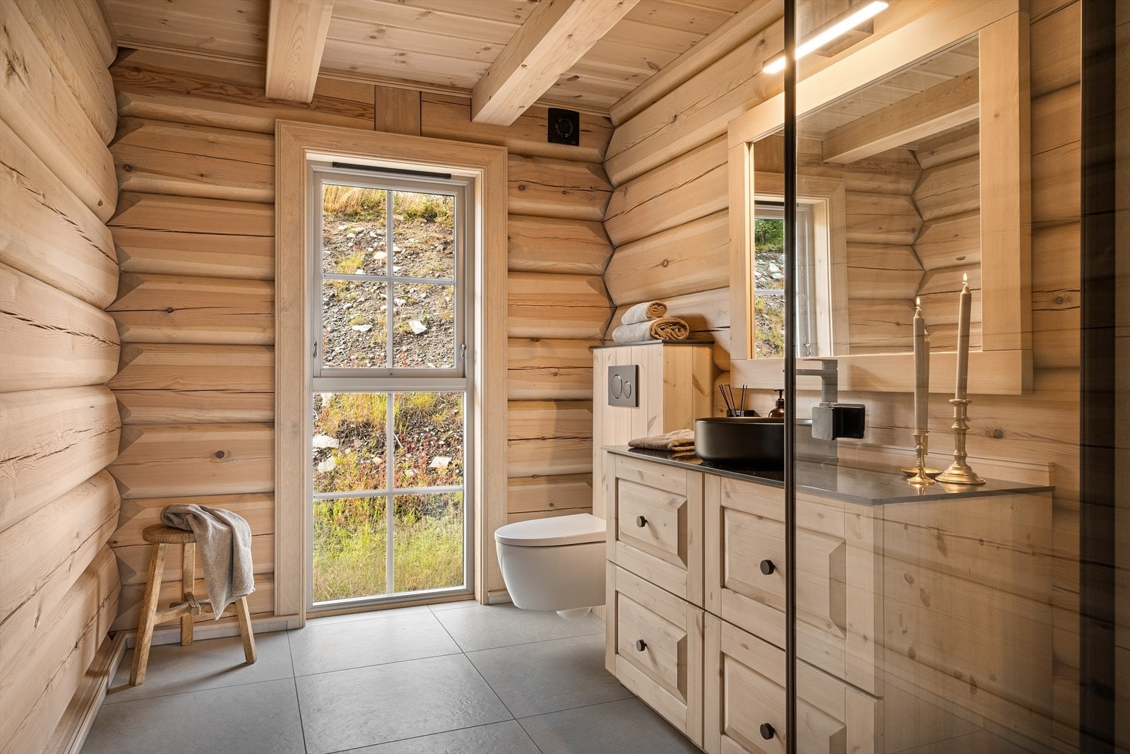 Hytten har flere baderom, alle med flislagte gulv, stilrene detaljer og alt av nødvendige fasiliteter som dusjhjørner, badekar, og mekanisk avtrekk. Galleribilde