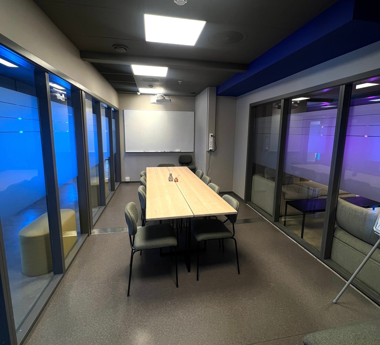 møte rom med projektor Galleribilde