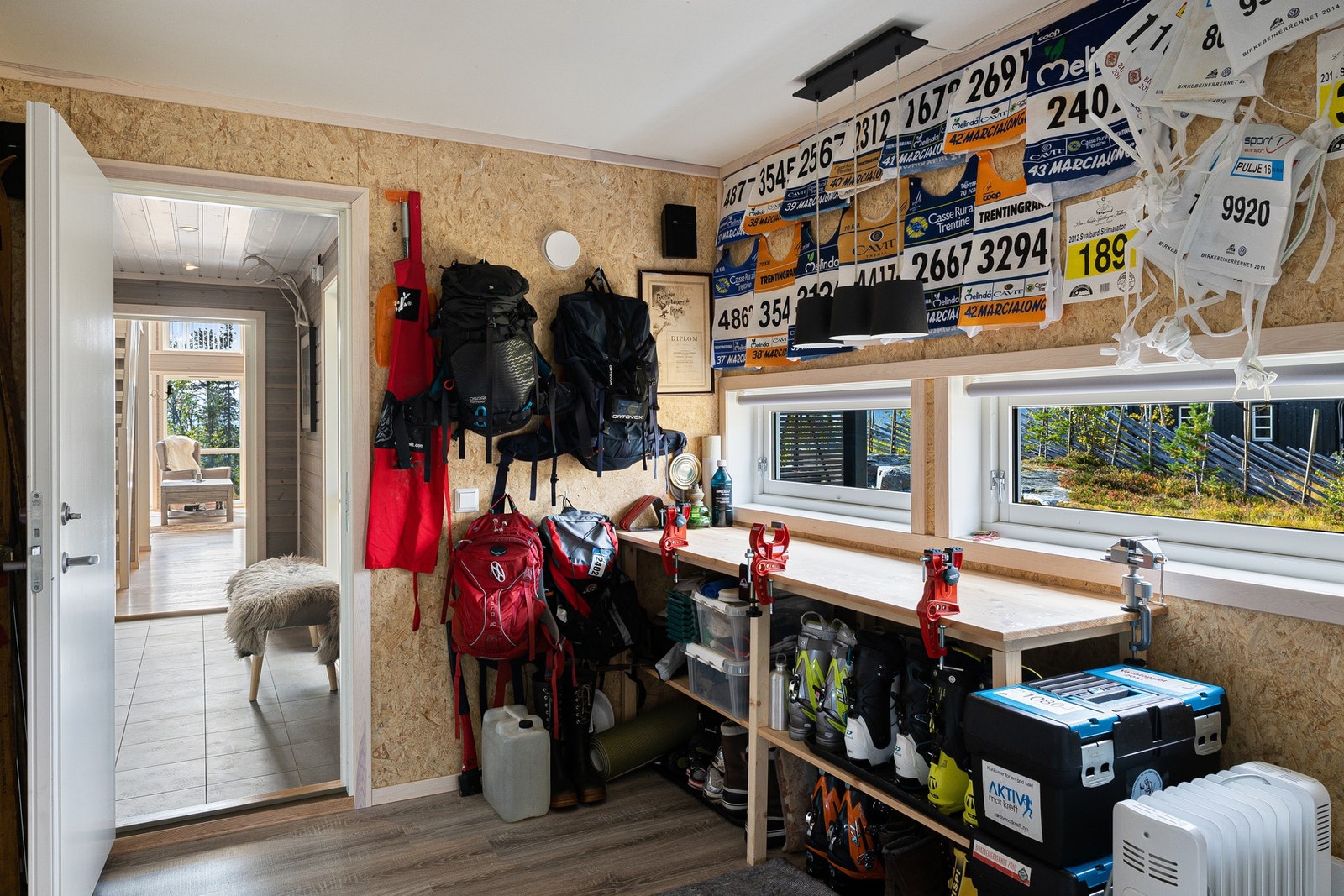 Praktisk sportsbod/sportsgarderobe med videre adkomst til garasje. Galleribilde