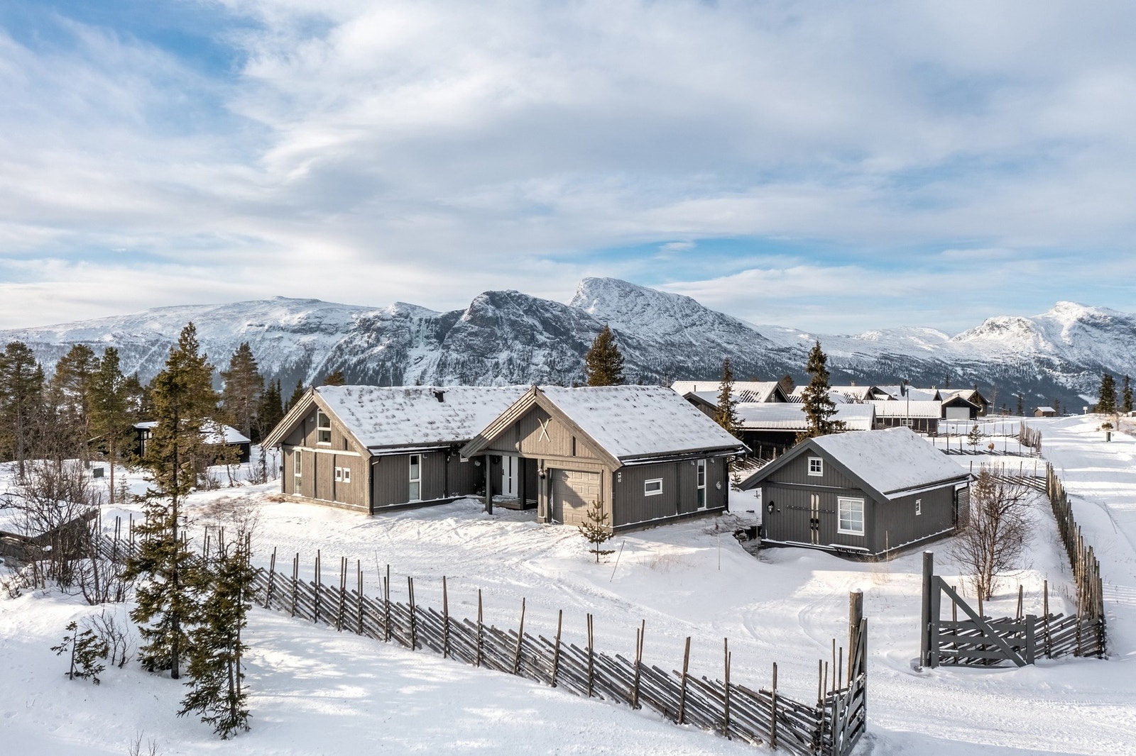 Eiendommen ligger på en stor endetomt og er delvis innrammet med trasjonsrik skigaard. Galleribilde